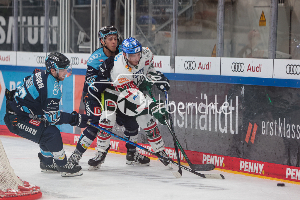 ERC Ingolstadt - Augsburger Panther  | Leon Huettl (ERC #25) im Duell mit Vincent SaPONARI (AEV #74)