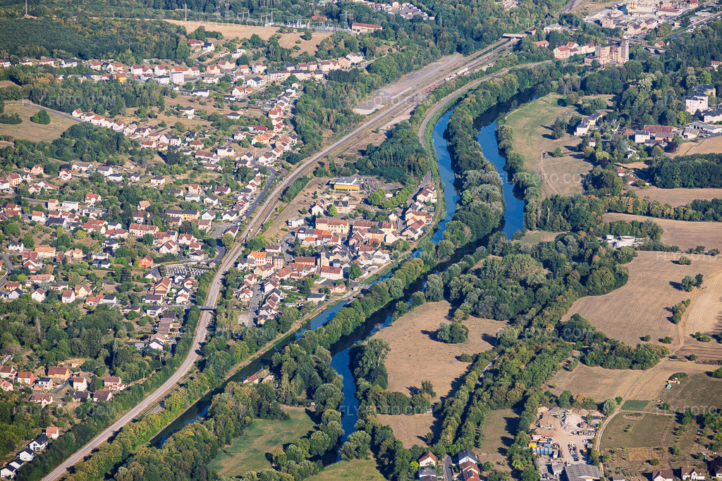 Aerial view: Village on the Saar River and Saar Canal, viewed from the southeast in Rémelfing in the state Moselle, France. – Photo: IMG_158589.jpg taken on 08/14/2026 by Werner Riehm/FLY-FOTO.com – Resolution of the original: 6000 x 4000 px