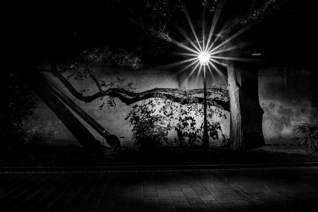 Oberer Rheinweg in Basel by Night | Schöne Fotografien aus der Stadt und der Natur zum bestellen oder selber hochladen. Druck auf Foto, Postkarte, Kalender, FineArt Hahnemühle, Alu-Dibond , Akustikbilder zur Absorption von Schall und Lärm etc. - Realisiert mit Pictrs.com