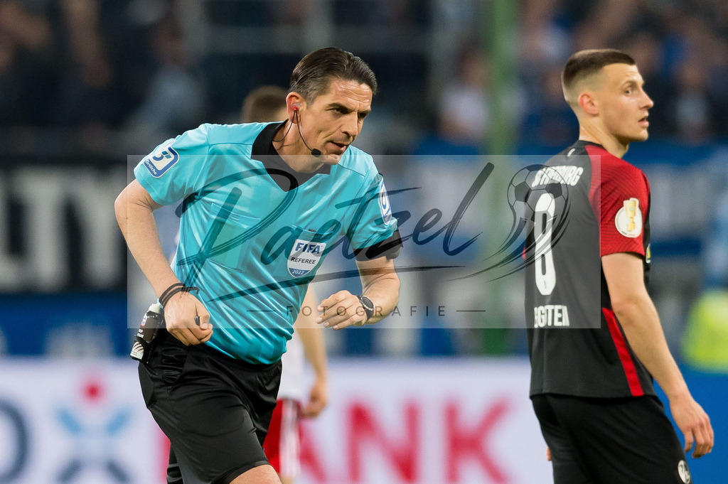 HSVSCF20220419_350 | Fussball, Herren: Referee Deniz Aytekin schaut beim DFB-Pokal-Halbfinalspiel zwischen Hamburger SV und SC Freiburg im Volksparkstadion am 19.04.2022 in Hamburg, Deutschland.DFB / DFL REGULATIONS PROHIBIT ANY USE OF PHOTOGRAPHS AS IMAGE SEQUENCES AND/OR QUASI-VIDEO. - Realisiert mit Pictrs.com