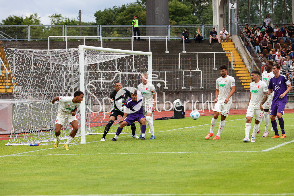 FC Augsburg - TSV Schwaben Augsburg | Ein Eckball fuer Schwaben Augsburg bringt nichts ein