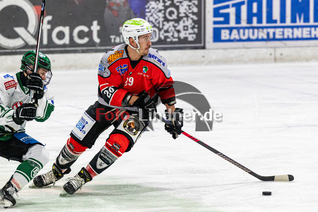 TSV Peißenberg Miners vs TSV Erding Gladiators | Eishockey Bayernliga 2023/2024, TSV Peißenberg Miners vs TSV Erding Gladiators, 20240107,
Martin ANDRÄ (Miners 29) in Aktion,
2024-01-07 in Peißenberg (Eisstadion)
29 Martin ANDRÄ (Miners 29), 21 Erik MODLMAYR (Gladiators 21)
Copyright: WolfgangxLindner foto-lindner.de