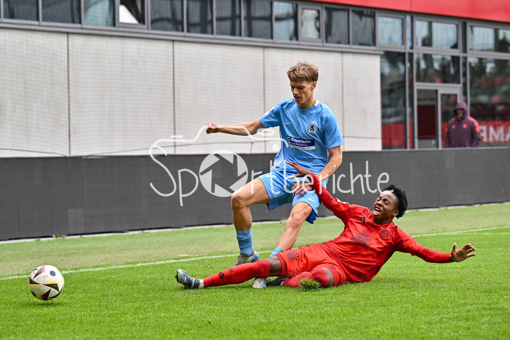 FC Bayern München U19 - TSV 1860 München U19 | im Duell Clemens LIPPMANN (TSV 1860 Muenchen U19 #2) und Mike WISDOM (FCB #11) / Zweikampf / U19 DFB Nachwuchsliga: FC Bayern Muenchen U19 - TSV 1860 Muenchen U19, FC Bayern Campus am 02.11.2024