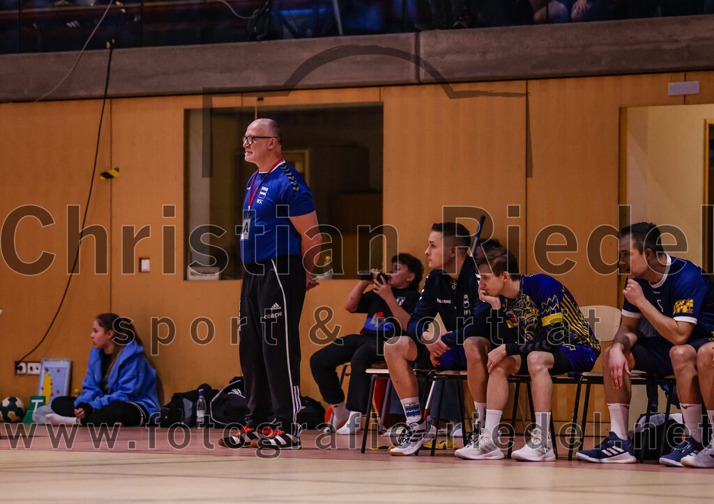 2024-12-14_027_SpVgg_Altenerding_gegen_MTV_Pfaffenhofen | Erding, Deutschland, 14.12.2024:Handball, Bezirksoberliga Männer 2024 / 2025, 10. Spieltag, SpVgg Altenerding gegen MTV Pfaffenhofen, Endergebnis: 32:30Trainer Walter Sperrer (MTV Pfaffenhofen)Foto: Christian Riedel / fotografie-riedel.net