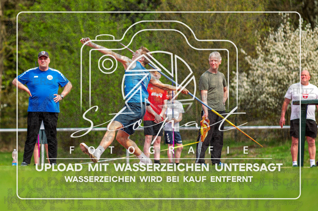 KMHK-1029 | Aaron Funck (TV Jahn Walsrode (NI)) bei den Kreismeisterschaften Leichtathletik-Wurf Heidekreis 2026 im Boehmewaldstadion, Soltau (Simon Paul Stopat) - Realisiert mit Pictrs.com