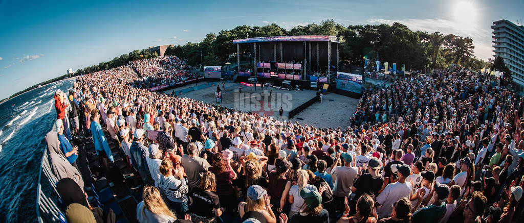 Beachvolleyball | Männer | Finale | Deutsche Meisterschaften 2025 Timmendorfer Strand | 07.09.2025 | Die ausverkaufte Arena am Timmendorfer Strand totale