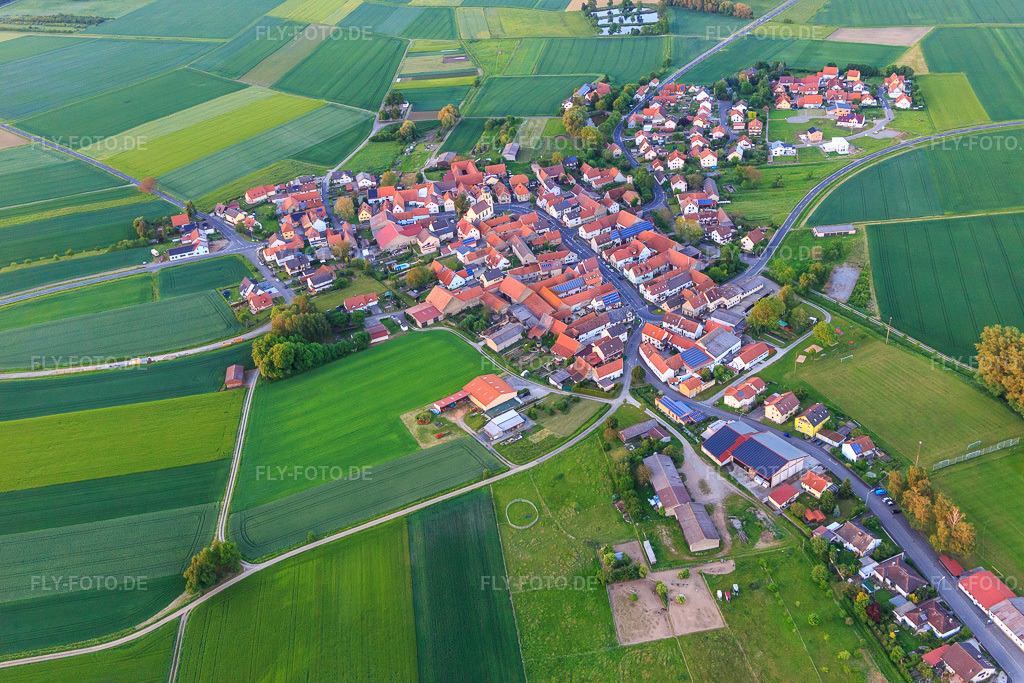 Luftbild: Dorfansicht aus Westen im Ortsteil Dürrfeld in Grettstadt im Bundesland Bayern in Deutschland. Foto: IMG_100497.jpg vom 27.05.2017 durch Werner Riehm/FLY-FOTO.de