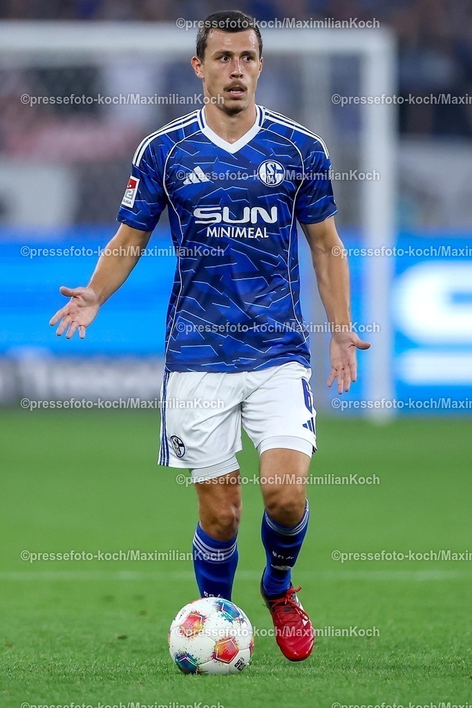 S0401082501070 | 01.08.2025, Fußball, FC Schalke 04 - Hertha BSC, 1.Spieltag, 2. Fußball Bundesliga, Veltins-Arena Gelsenkirchen, Saison 2025 2026: Ron Schallenberg&nbsp;(Schalke04 #06) DFB regulations prohibit any use of photographs as image sequences and or quasi-video.