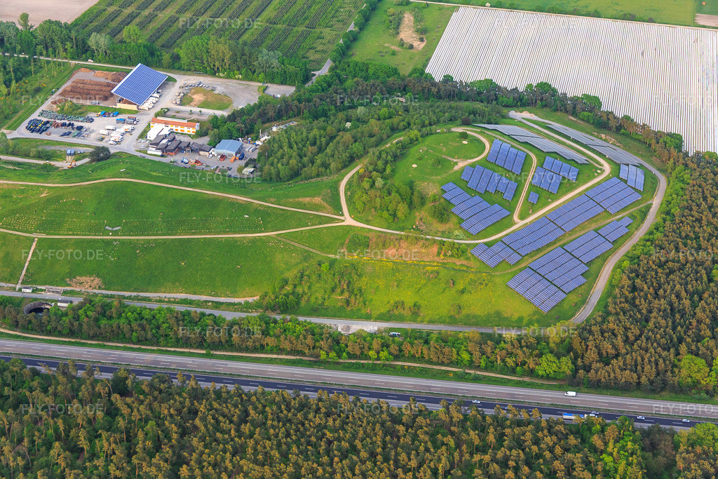 Luftbild: Mit Photovoltaik belegete Deponie des ZAKB - Zweckverband Abfallwirtschaft Kreis Bergstraße an der A67 im Ortsteil Hüttenfeld in Lampertheim im Bundesland Hessen in Deutschland. Foto: IMG_088295.jpg vom 09.05.2016 durch Werner Riehm/FLY-FOTO.deZAKB - Zweckverband Abfallwirtschaft Kreis Bergstraße: Ihr Entsorger