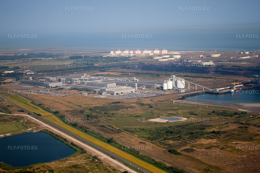 Vue aérienne: Site de l'usine Aluminium de Dunkerque à Loon-Plage à Gravelines dans le département Nord, France. Photo: IMG_58978.jpg prise le 22/07/2013 par Werner Riehm/FLY-FOTO.eu – Résolution de l'original: 4752 x 3168 px