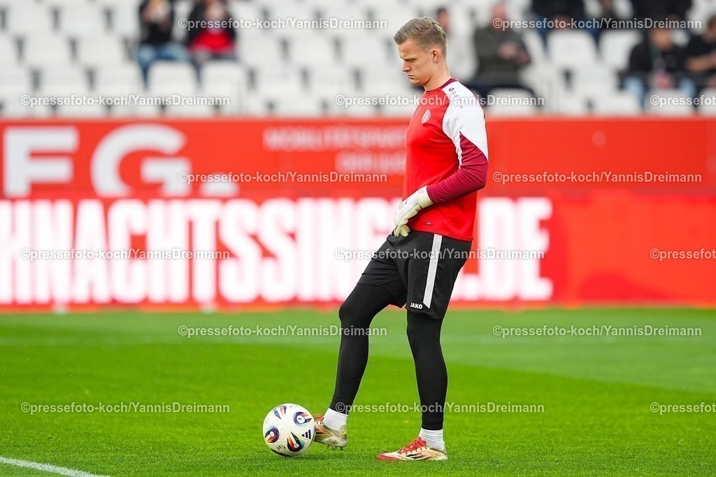 xYDRx02112502043 | 02.11.2025, xydrx, Fußball, 3.Liga, Rot-Weiss Essen - 1.FC Schweinfurt 05, Saison 2025 2026, Stadion an der Hafenstraße:  Jakob Golz (Rot-Weiss Essen #1)  DFB regulations prohibit any use of photographs as image sequences and or quasi-video.