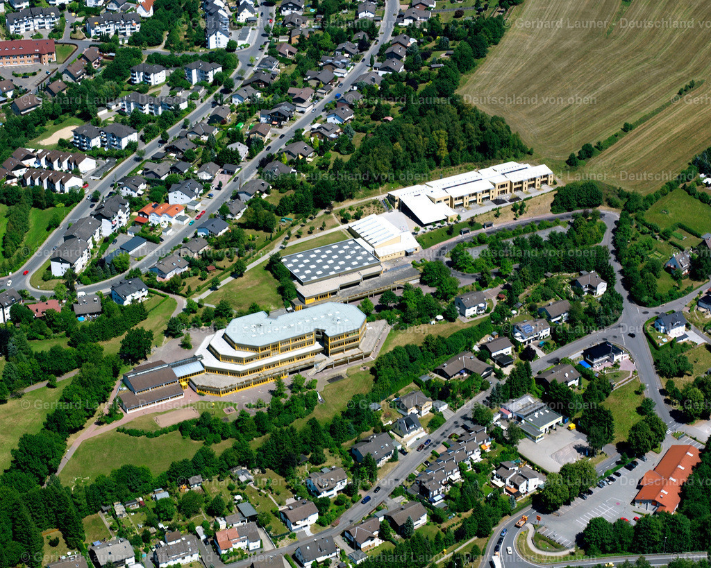 2632344 | MEINERZHAGEN 20.07.2006 Schulgebäude der "Städtische Sekundarschule Meinerzhagen" und der "Grundschule Am Kohlberg" beim Schulzentrum Rothenstein an der Straße Zum Rothenstein in Meinerzhagen im Bundesland Nordrhein-Westfalen, Deutschland. // School building of the "Staedtische Sekandarschule Meinerzhagen" and of "Grandschule Am Kohlberg" at Schulzentrum Rothenstein on street Zum Rothenstein in Meinerzhagen in the state North Rhine-Westphalia, Germany. Foto: Gerhard Launer