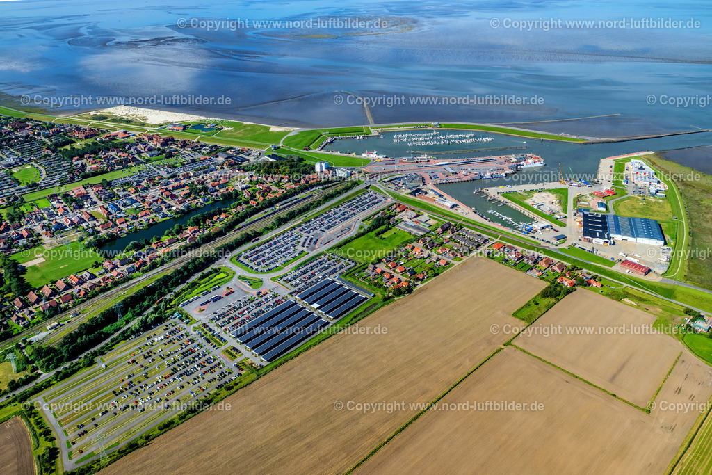 Norddeich_Fährparkplätze_ELS_7146050923 | NORDEN 05.09.2023 Hafengebiet" Norddeich Mole " in Norden Nordeich im Bundesland Niedersachsen, Deutschland. Weiterführende Informationen bei: Albert Fischer GmbH,  DB Netz AG,  Deutsche Bahn AG,  Niedersachsen Ports GmbH & Co. KG,  Reederei Norden-Frisia AG. // Port area "Norddeich Mole" in Norden Nordeich in the state Lower Saxony, German. Further information at: Albert Fischer GmbH,  DB Netz AG,  Deutsche Bahn AG,  Niedersachsen Ports GmbH & Co. KG,  Reederei Norden-Frisia AG. Foto: Martin Elsen