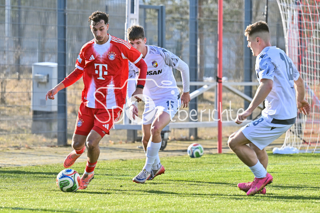 FC Bayern Amateure - FC Viktoria Pilsen U23 | MUNICH, GERMANY - 03. FEBRUARY: im Duell Mudaser SADAT (FC Bayern München II 8) mit einem Spieler von Viktoria Pilsen während dem Testspiel zwischen den Amateuren des FC Bayern und dem FC Viktoria Pilsen B am FC Bayern Campus