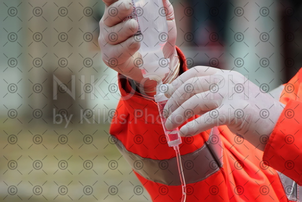 Infusion | Das Vorbereiten einer Infusion während einer Übung.