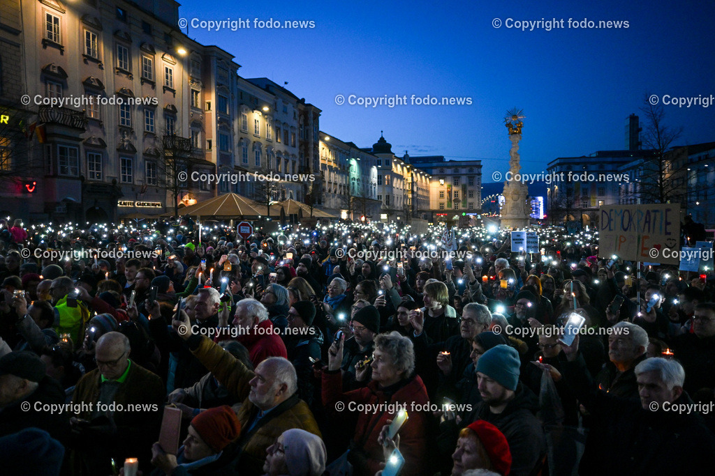 Demonstration gegen rechts in Linz Hauptplatz_ 25.02.2024-41 | 25.02.2024, Stadt Linz, AUT, Demonstration gegen rechts in Linz Hauptplatz, im Bild Kundgebungsteilnehmer, Menschen, Teilnehmer, Lichtermeer, Kerzen, Handytaschenlampen