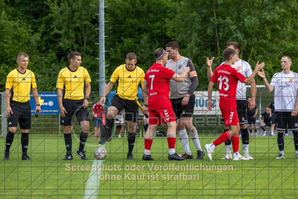 20250616_182827_0100 | #,  TV Eybach (weiß) vs. 1.FC Donzdorf II (rot), Fussball, Entscheidungsspiel 3 in Kreisliga A3 - Bezirk Neckar/Fils, Saison 2024/2025, Rasensportplatz, Staufenecker Str. 41, 73084 Salach, 16.06.2025 - 18:30 Uhr,Foto: PhotoPeet-Sportfotografie/Peter Harich
