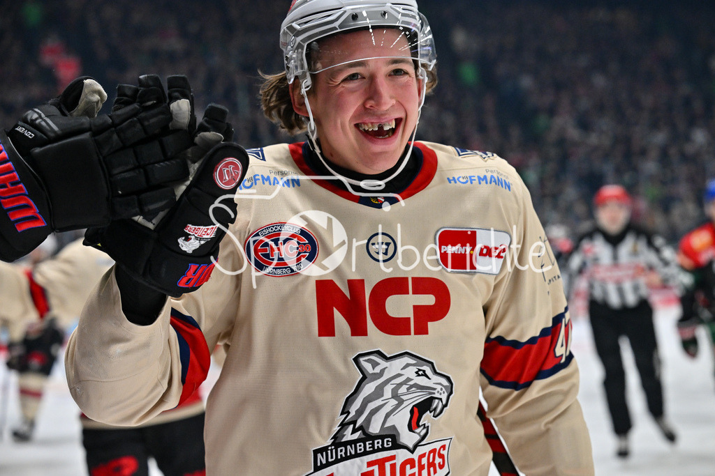 Augsburger Panther - Nürnberg Ice Tigers | Jubel der Gaeste nach dem Treffer zum 1-1 durch Owen HEADRICK (Nürnberg Ice Tigers #47) / freude / happy / Tor / Torschuetze / DEL: Augsburger Panther - Nuernberg Ice Tigers, Curt Frenzel Stadion am 03.01.2025