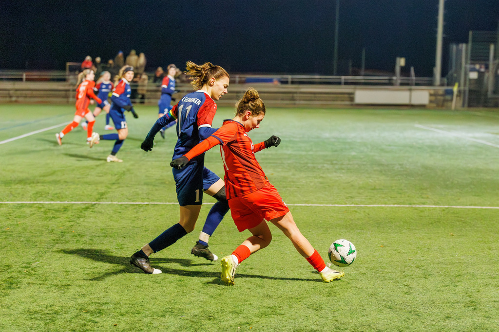 FCHFCE_251121_2044 | 1.FC Heidenheim 1846 II vs. FC Ellwangen II, Fußball, Frauen, Bezirksliga, 2025/2026, 10. Spieltag, 22.11.2025 in Heidenheim, Kunstrasen b. Voith-Arena West, Flutlichtspiel(Foto: Michael Bulling) - Realisiert mit Pictrs.com