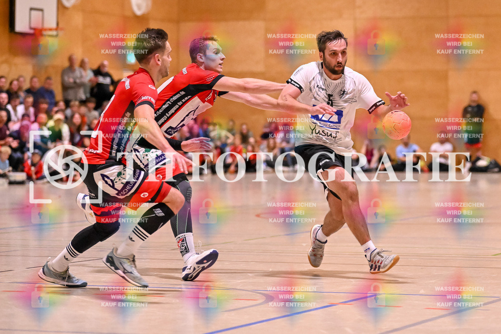 GER, SG Maulburg/Steinen - HSG Dreiland, Handball, Landesliga Suedbaden, 4. Spieltag, Saison 2024/2025, 12.10.2024 | Lucas Hopp (HSG Dreiland, #05) am Ball. Mika Buelow (SG Maulburg/Steinen, #10) und Jakob Tiedtke (SG Maulburg/Steinen, #08) kommen nicht ran.GER, SG Maulburg/Steinen - HSG Dreiland, Handball, Landesliga Suedbaden, 4. Spieltag, Saison 2024/2025, 12.10.2024Foto: TH Fotografie/Thomas Hess