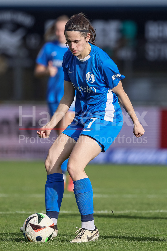 Fussball, 2. Frauen-Bundesliga, SV Meppen - FSV Gütersloh 2009 | v.li.: Marie Bleil (SV Meppen, 7) am Ball, Einzelbild, Ganzkörper, Aktion, Action, Spielszene, DIE DFB-RICHTLINIEN UNTERSAGEN JEGLICHE NUTZUNG VON FOTOS ALS SEQUENZBILDER UND/ODER VIDEOÄHNLICHE FOTOSTRECKEN. DFB REGULATIONS PROHIBIT ANY USE OF PHOTOGRAPHS AS IMAGE SEQUENCES AND/OR QUASI-VIDEO.