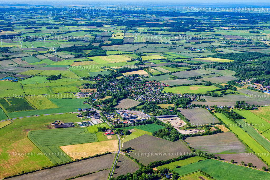 Stadum_ELS_8074100623 | STADUM 10.06.2023 Ortsansicht am Rande von landwirtschaftlichen Feldern und Nutzflächen in Stadum im Bundesland Schleswig-Holstein, Deutschland. // Village view on the edge of agricultural fields and land in Stadum in the state Schleswig-Holstein, Germany. Foto: Martin Elsen