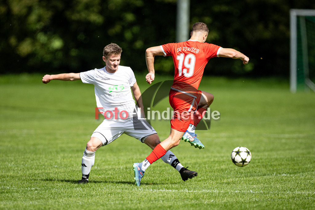 SG SV Eberfing/SV Söchering gegen SG 1 TSV Schäftlarn/SC Baierbrunn | Fußball Herren A-Klasse Gruppe 5 Zugspitze 2024/25 7. Spielttag, SG SV Eberfing/SV Söchering gegen SG 1 TSV Schäftlarn/SC Baierbrunn, 20250914,Zweikampf,2025-09-14 in Obersöchering (Sportplatz Obersöchering), Benjamin HASTREITER (SG TSV Schäftlarn/SC Baierbrunn 19), Maximilian ZACH (SG SV Eberfing/SV Söchering 5)Copyright: WolfgangxLindner www.foto-lindner.de