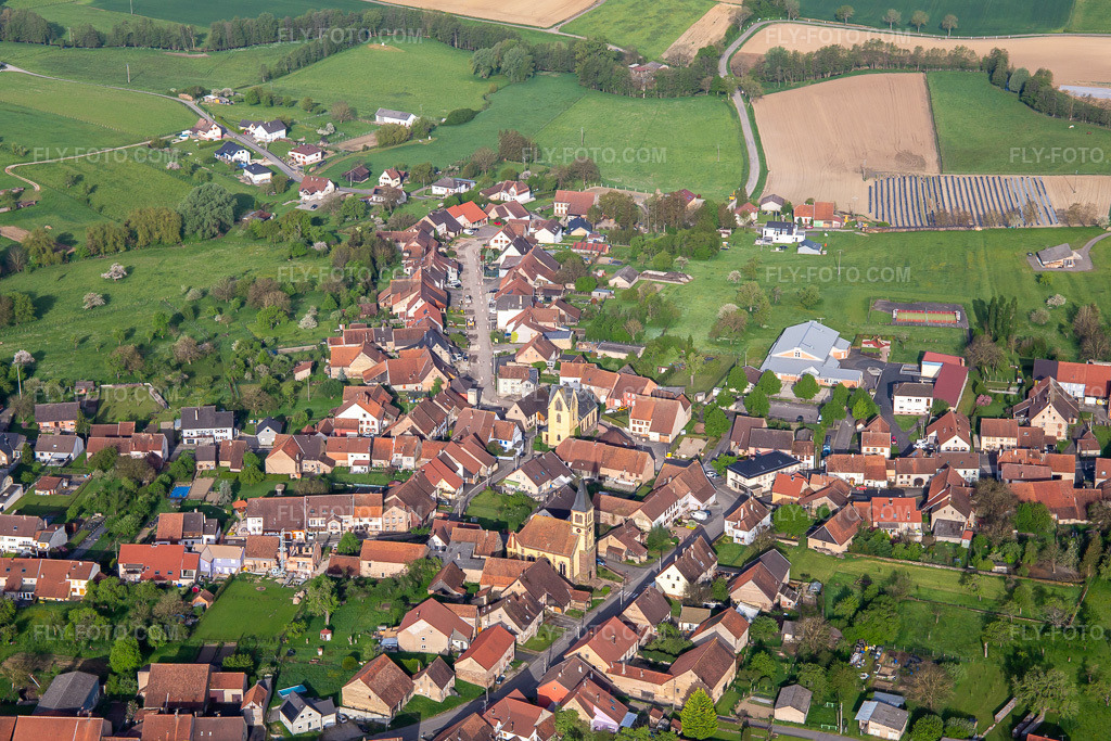 Aerial view: Rue de Ratzwiller in Butten in the state Bas-Rhin, France. – Photo: IMG_140652.jpg taken on 05/01/2024 by Werner Riehm/FLY-FOTO.com – Resolution of the original: 5289 x 3526 px
