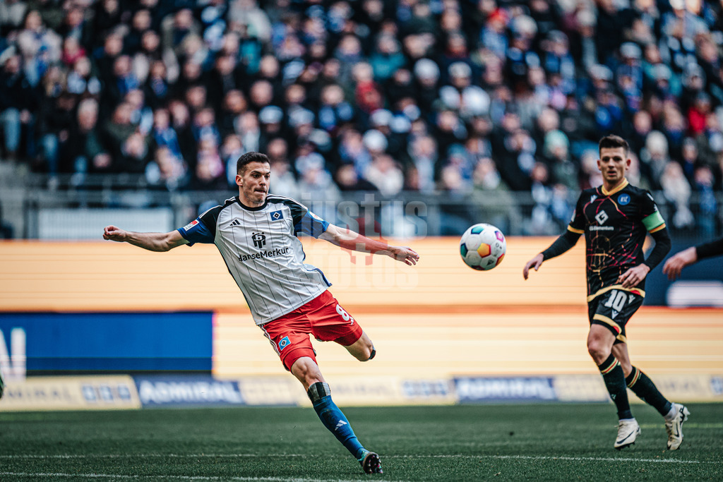 Fußball | Männer | Saison 2023/2024 | 2. Fußball-Bundesliga | 19. Spieltag | Hamburger SV vs. Karlsruher SC | 28.01.2024 | Laszlo Benes (#8, HSV) holt aus zum Schuss