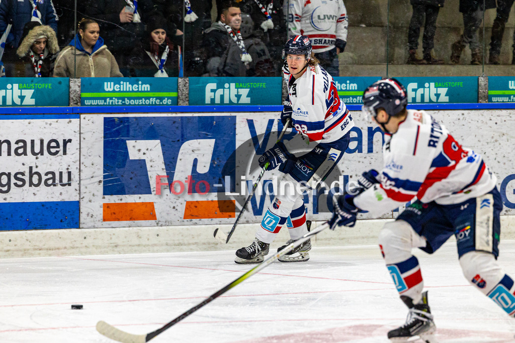 TSV Peißenberg Miners vs ESC Kempten SHARKS | Eishockey Bayernliga 2023/2024, TSV Peißenberg Miners vs ESC Kempten SHARKS, 20240121,
Joonas SILLANPÄÄ (SHARKS 33) vor den Kemptner Fans,
2024-01-21 in Peißenberg (Eisstadion)
33 Joonas SILLANPÄÄ (SHARKS 33)
Copyright: WolfgangxLindner foto-lindner.de