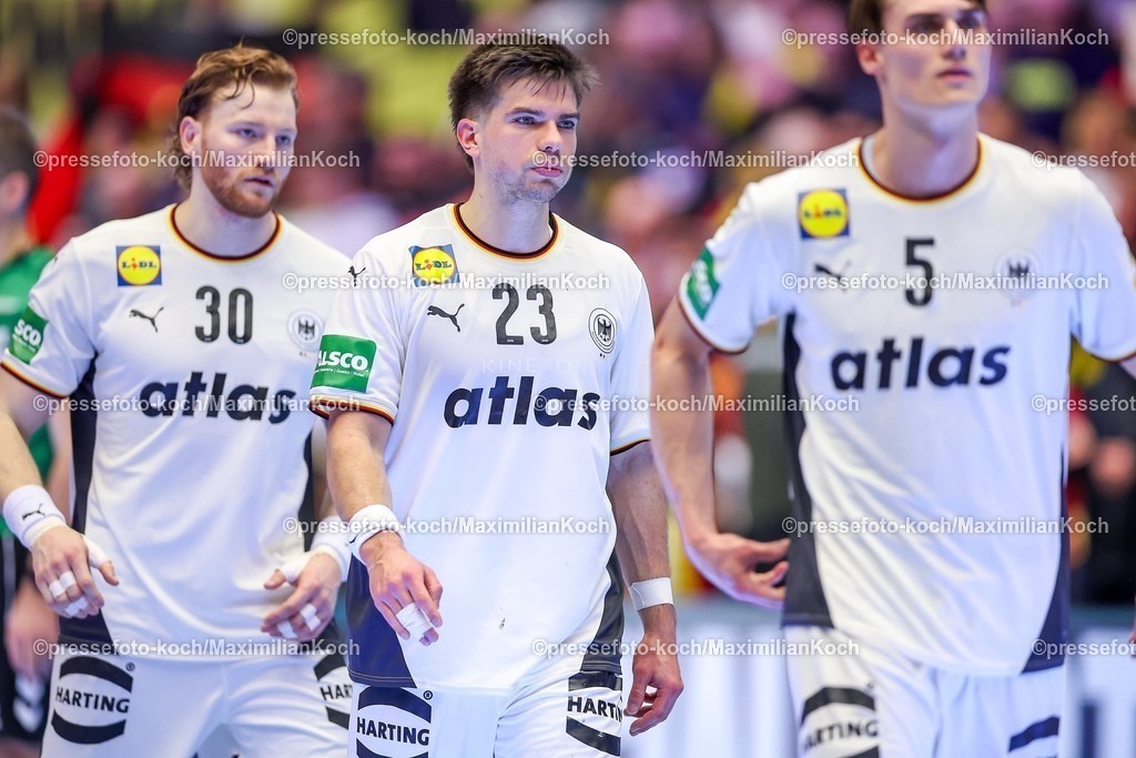 EHF15012602177 | 15.01.2026, Handball, Men's EHF EURO 2026, Deutschland - Österreich, Jyske Bank Boxen in Herning, Dänemark, Preliminary Round:  Renars Uscins (Germany #23) neben  Tom Kiesler (Germany #30) und  Miro Schluroff (Germany #05) 