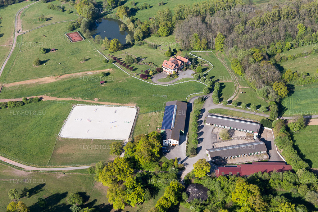 Vue aérienne: Am Froeschenberg, Haras Lerchenberg à Gundershoffen dans le département Bas Rhin, France. Photo: IMG_099392.jpg prise le 30/04/2017 par Werner Riehm/FLY-FOTO.eu – Résolution de l'original: 5472 x 3648 px