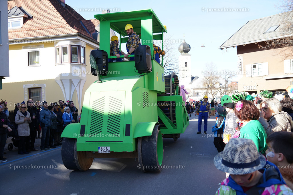 news-2023-Feb16-Unsinniger_Fasching_Reutte-sony-DSC02442 | Info aus dem Bezirk Reutte/Ausserfern Tirol sowie eine umfangreiche Bilddatenbank über die gesamte Region: Lechtal, Talkessel Reutte, Tannheimertal, Zwischentoren. Lech, Plansee, Zugspitze, Grenztunnel, B179, Fernpassstraße, Verkehr, Lawinen, Tradition, - Realisiert mit Pictrs.com