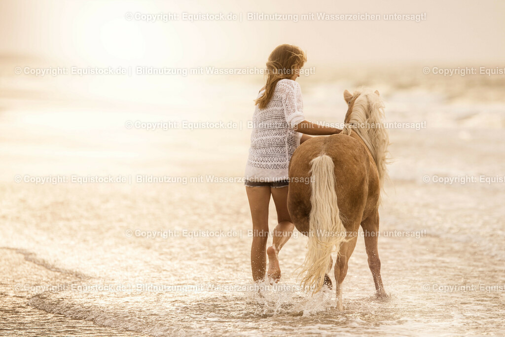 TS_20160928_Pferd_am_Strand_mit_Mensch_0004 | Foto: Thomas Hartig