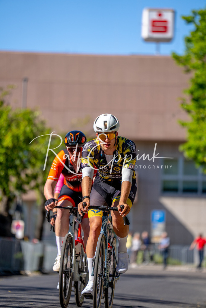 Spurt in den Mai 2026 - Großer Preis der Sparkasse Neuss | Annual one-day road cycling race "Großer Preis der Sparkasse Neuss" held in Büttgen, Germany, organized by VfR Büttgen 1912 e.V. The event features multiple races across all age categories from U11 youth to Elite men. - Realisiert mit Pictrs.com