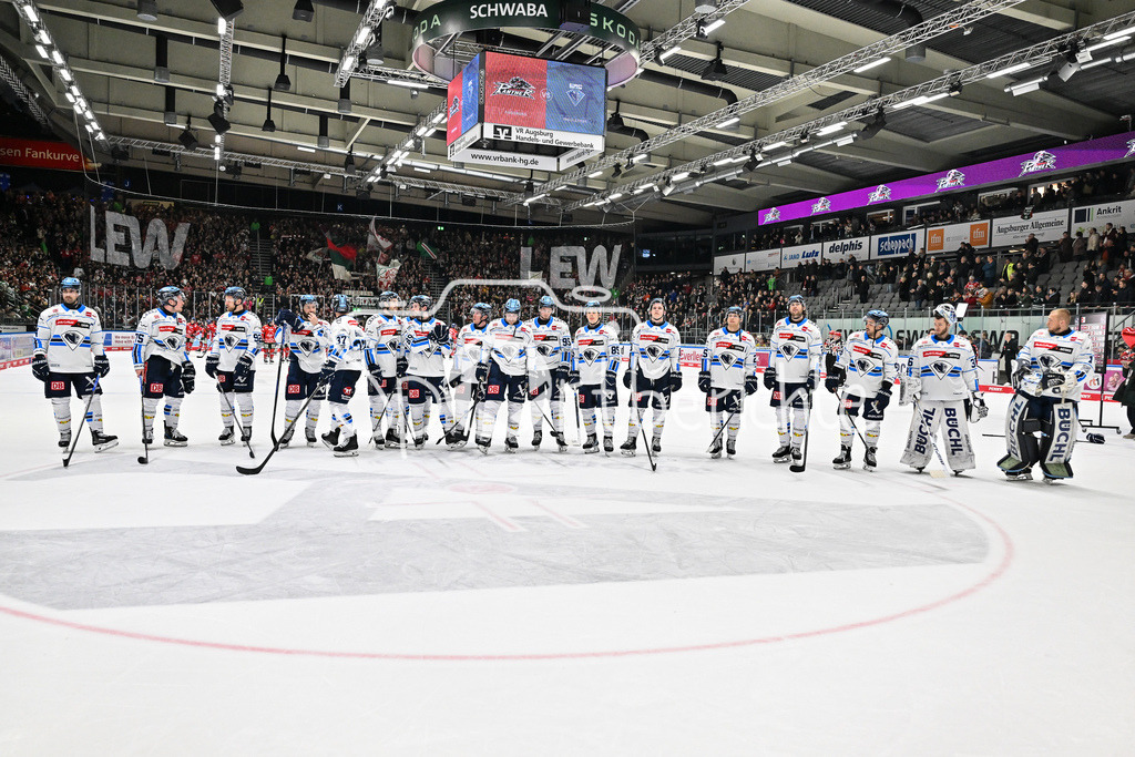 Augsburger Panther - ERC Ingolstadt | AUGSBURG, GERMANY - 12. DECEMBER: Die Mannschaft der Schanzer feiert zusammen mit den Fans den Auswärtssieg in Augsburg nach dem Match zwischen den Augsburger Panthern und dem ERC Ingolstadt am 27. Spieltag der Penny DEL im Curt Frenzel Stadion