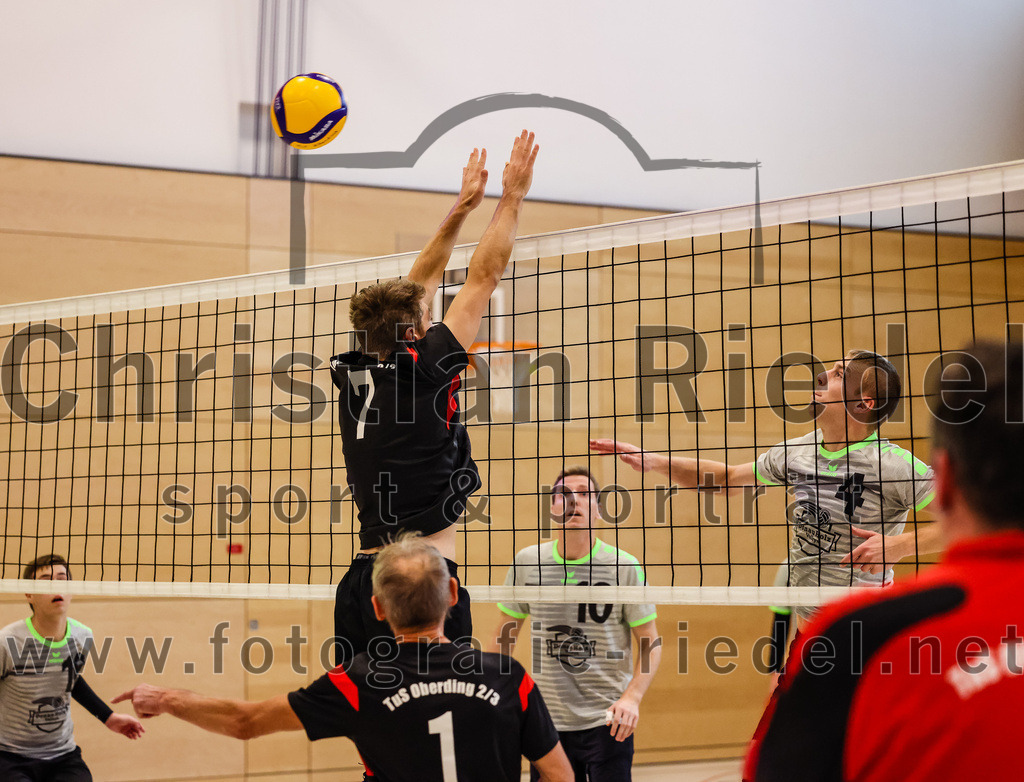 2021-11-27_064_TuS_Oberding_II_gegen_MTV_1881_Ingolstadt_III | Oberding, Deutschland, 27.11.2021:
Volleyball, Kreisliga 2021 / 2022, 5. Spieltag, TuS Oberding II gegen MTV 1881 Ingolstadt III, Endergebnis: 3:2

Christoph Stegemann (TuS Oberding, #7), Andreas Ruß (TuS Oberding, #1)

Foto: Christian Riedel / fotografie-riedel.net