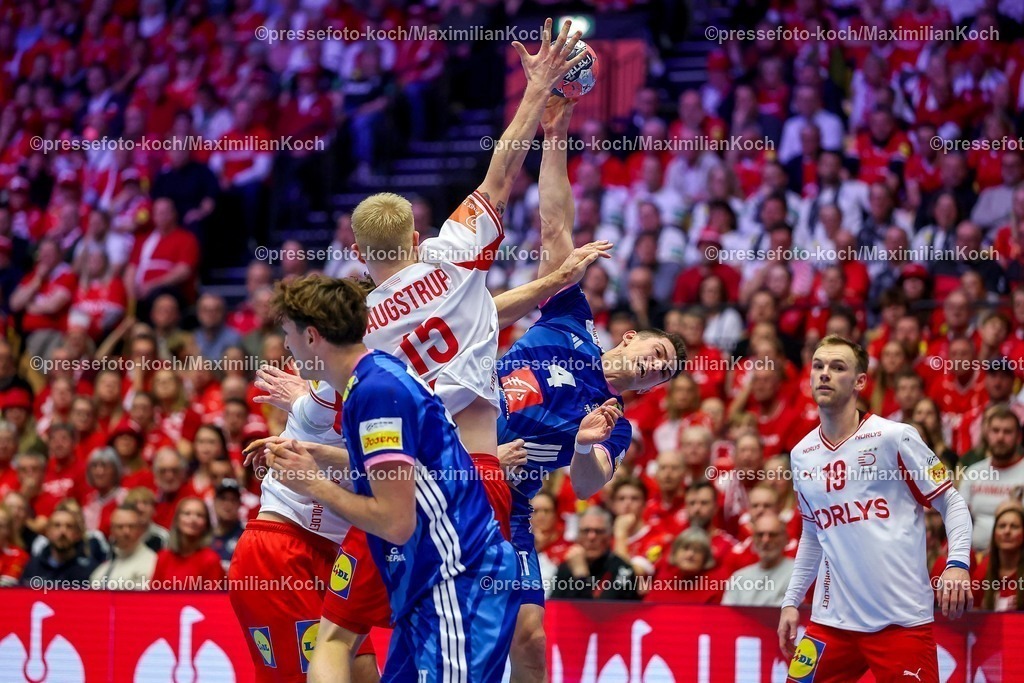 EHF22012603205 | 22.01.2026, Handball, Men's EHF EURO 2026, Frankreich - Dänemark, Jyske Bank Boxen in Herning, Dänemark, Main Round:  Magnus Saugstrup Jensen (Denmark #15) und  Niclas Vest Kirkelokke (Denmark #03) im Zweikampf gegen   Aymeric Minne (France #04)