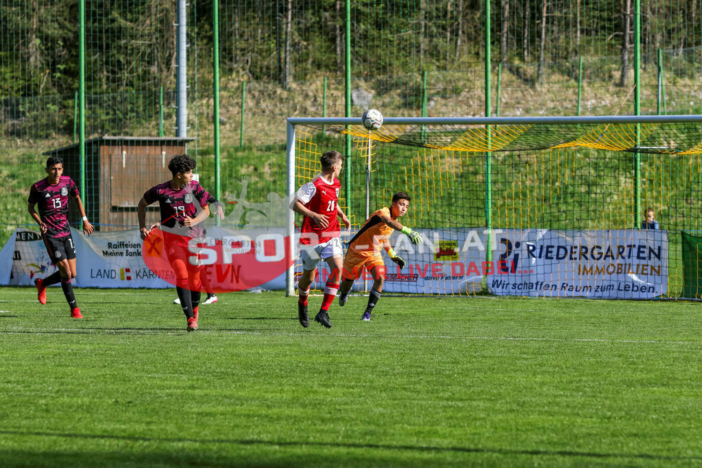 AUSTRIA U15 - MEXICO U15 | Cristo Navarete (Mexico #1) Jared Napoles (Mexico #13) James Artega (Mexico #19) MAURO HÄMMERLE (Austria #20) ; AUSTRIA U15 - MEXICO U15 am 29.04.2022 in Arnoldstein
(Sportplatz), AUSTRIA, (Photo by Ernst Krawagner sport-fan.at) - Realisiert mit Pictrs.com
