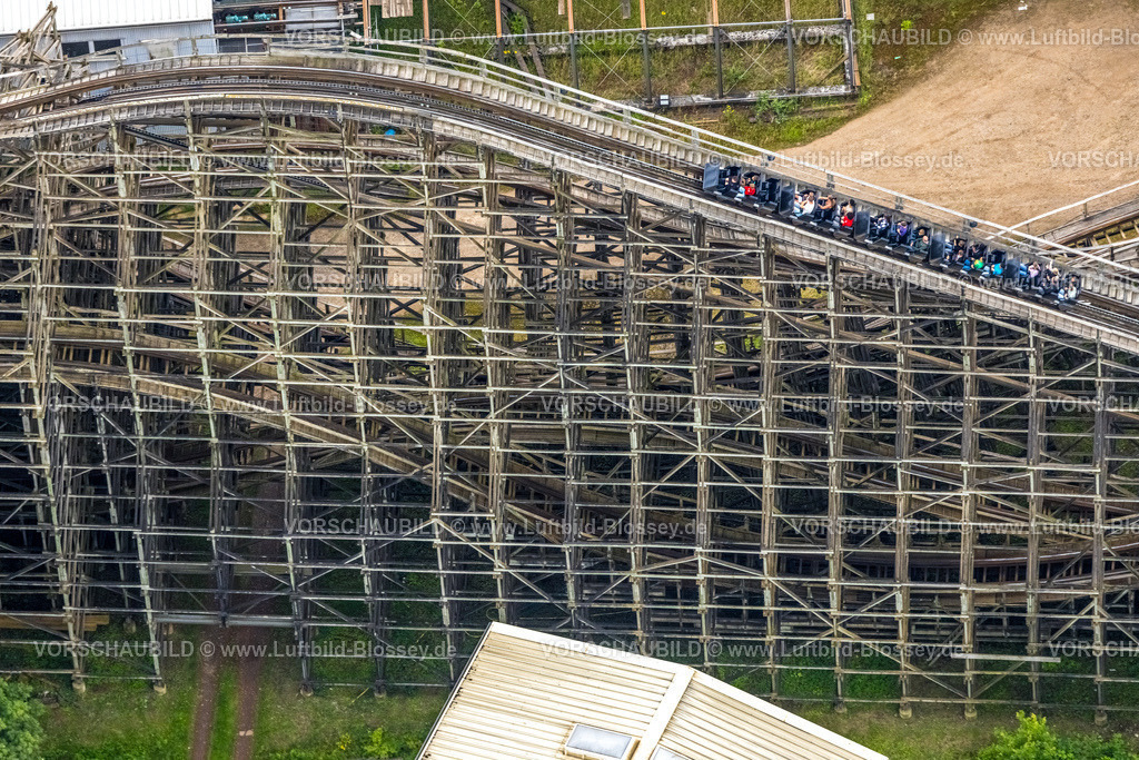 Bottrop240701761Kirchhellen | Luftbild, Movie Park Germany Themenpark, Freizeitpark zum Thema Film, Gerüst und Fahrt auf der der Holz-Achterbahn The Bandit, Fahrgeschäft, Kirchhellen-Nord-Ost, Bottrop, Ruhrgebiet, Nordrhein-Westfalen, Deutschland
