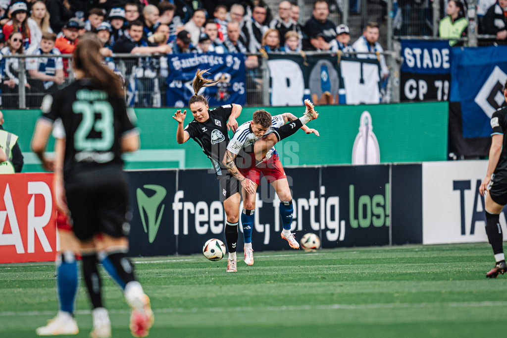 Fußball | Frauen | Saison 2024/2025  | DFB-Pokal der Frauen | Halbfinale | Hamburger SV vs. Werder Bremen | 23.03.2025 | v.l. Saskia Matheis (#19, Werder Bremen) und Jobina Lahr (#31, HSV) im Zweikampf