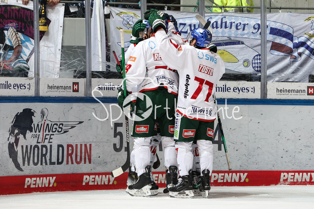 EHC München - Augsburger Panther | Grosser Jubel bei den Panthern nach dem Treffer zum 2-5 durch Mirko SACHER (AEV #12) / Tor / Freude / Torschuetze