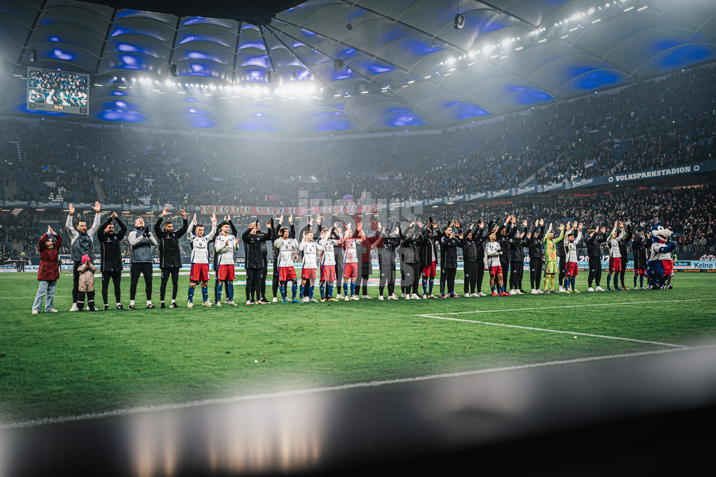 Fußball | Männer | Saison 2024/2025 | 2. Fußball-Bundesliga | 18. Spieltag | Hamburger SV vs. 1. FC Köln | 18.01.2025 | Das Team des HSV mit einer Laola nach dem Sieg