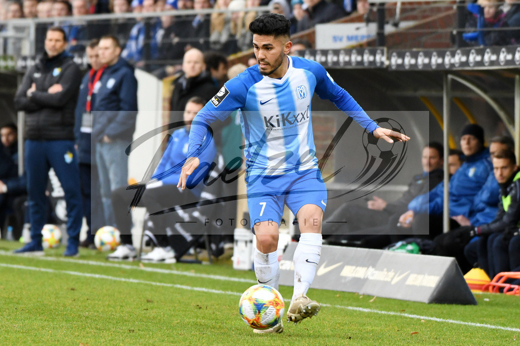 20200201_MEPCHE_0040 | Fußball, Herren: Hassan Amin (SV Meppen) in Aktion, am Ball, Einzelaktion waehrend des Spiels der 3. Liga zwischen SV Meppen und Chemnitzer FC in der Haensch-Arena am 01.02.2020 in Meppen, Deutschland. DFB / DFL REGULATIONS PROHIBIT ANY USE OF PHOTOGRAPHS AS IMAGE SEQUENCES AND/OR QUASI-VIDEO. - Realisiert mit Pictrs.com
