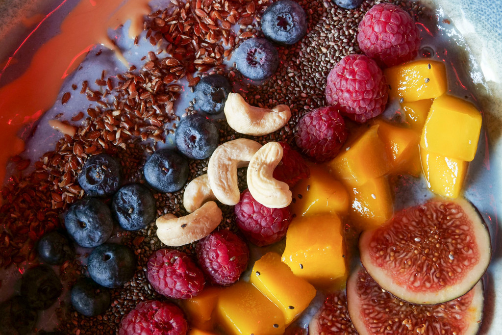 Café | Ludwigsburg - Vor drei Wochen hat in der Wilhelmsgalerie das Café Cup &amp; Bowl eröffnet. Im Bild: Bali Bowl mit u.a. blaue spirulina, Bananen, Ananas, Kokosmilch ud Pfirsich - Realisiert mit Pictrs.com