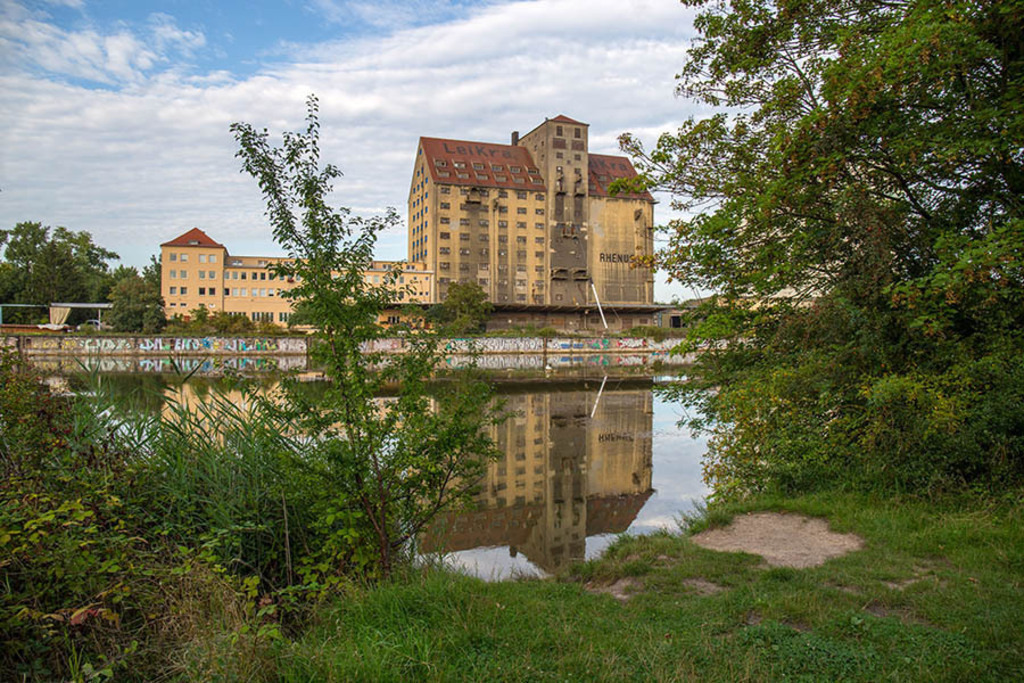 Karl-Heine-Kanal - Lindenauer Hafen | Entdecke über 20 Kategorien Leipzig-Motive: Foto-Downloads, hochwertige Poster, Leinwand- & Fine-Art-Prints. Jetzt Lieblingsfoto im Bildlexikon Leipzig Shop bestellen!
