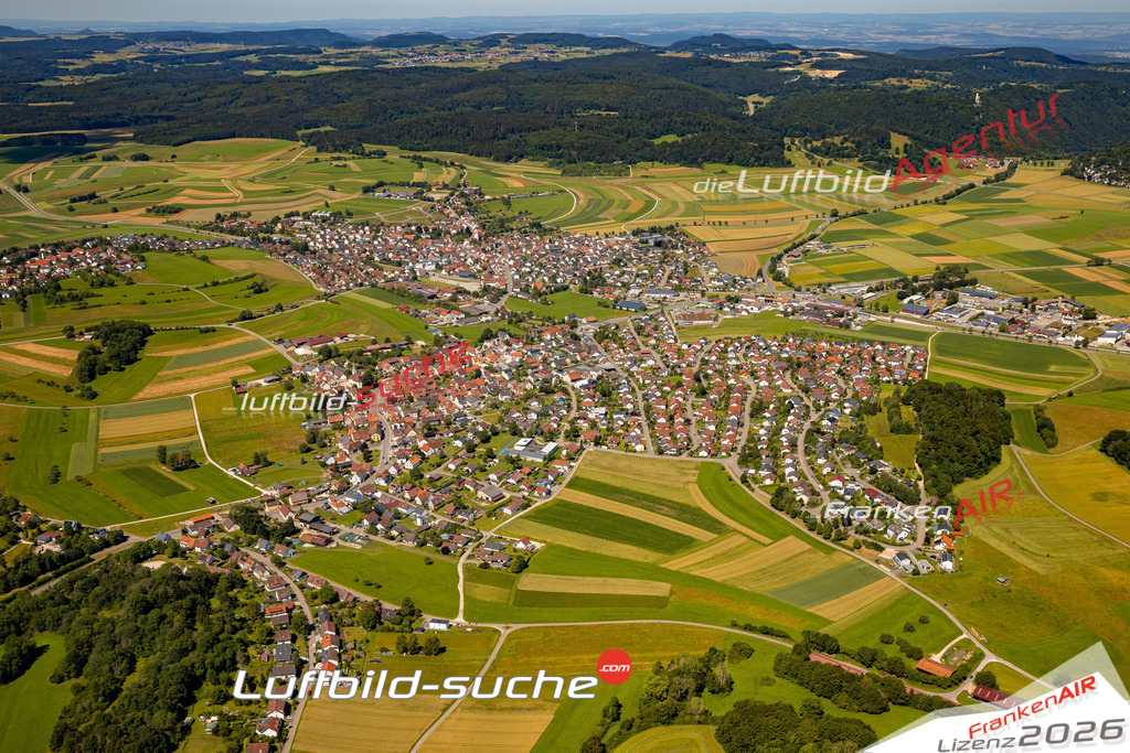 Das Luftbild zeigt : Kleinengstingen Engstingen - Die Luftaufnahme wurde 2024 vom UL-Flugzeug aus erstellt ( keine Drohne ) - Hochauflösende Luftaufnahme - Für grossformatige Ausdrucke geeignet. Die Geschenkidee !Mit Lizenz und Bildrechte bestellbar