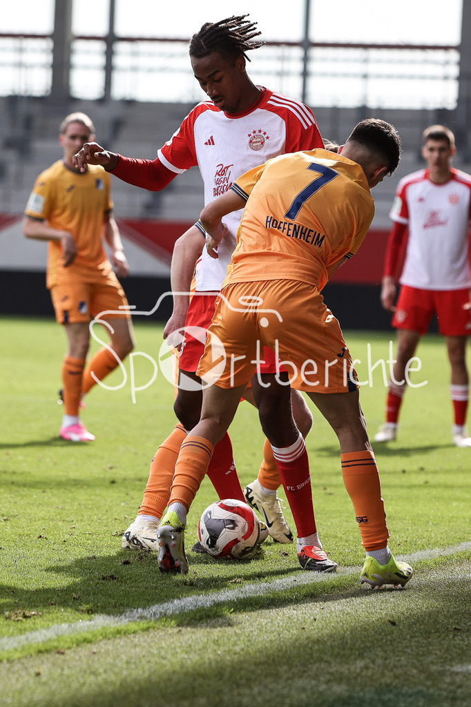FC Bayern München U19 - TSG 1899 Hoffenheim U19 | im Bild Jonah KUSI-ASARE (FCB #9) im Duell mit Leonard KRASNIQI (TSG #7) / Zweikampf