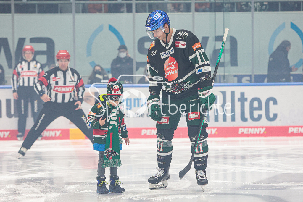 Augsburger Panther - Duesseldorfer EG | Das Puckkind laeuft mit Adam PAYERL (AEV #11) zusammen aufs Eis