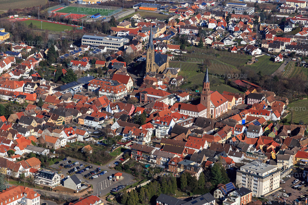 Luftbild: Zwei Kirchen und Weinberge im Ortszentrum in Edenkoben im Bundesland Rheinland-Pfalz in Deutschland. Foto: IMG_125314.jpg vom 21.02.2021 durch Werner Riehm/FLY-FOTO.de